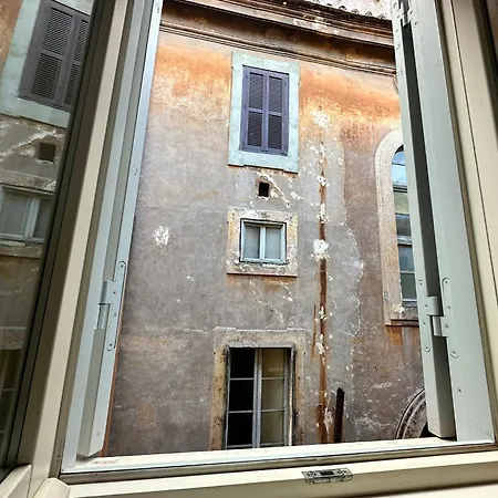 In By The Pantheon Rom